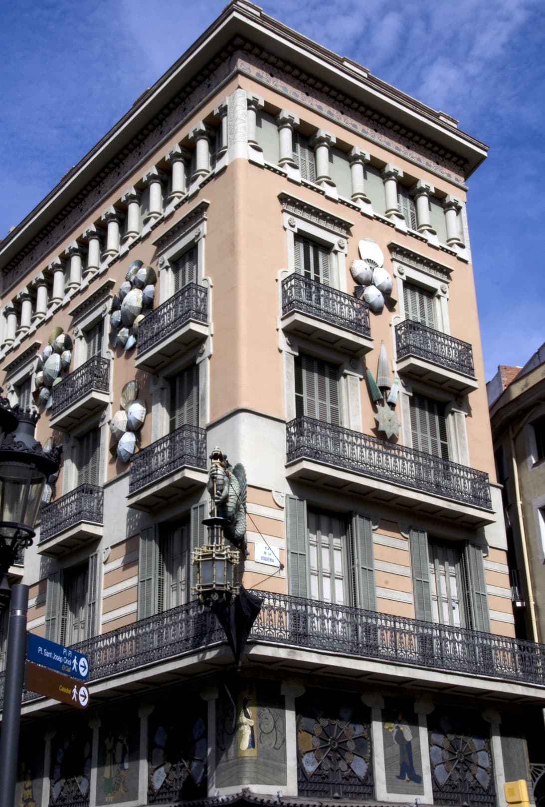 Barcelona Ramblas La Casa de los paraguas